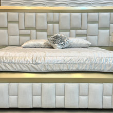 Cargar imagen en el visor de la galería, Cama Vallarta en Dorado
